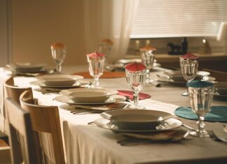 Po której stronie kładzie się serwetki?