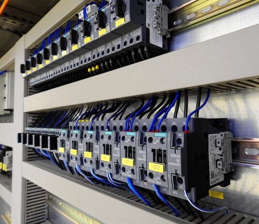 Dlaczego przy dodaniu gazu przełącza się na benzynę?